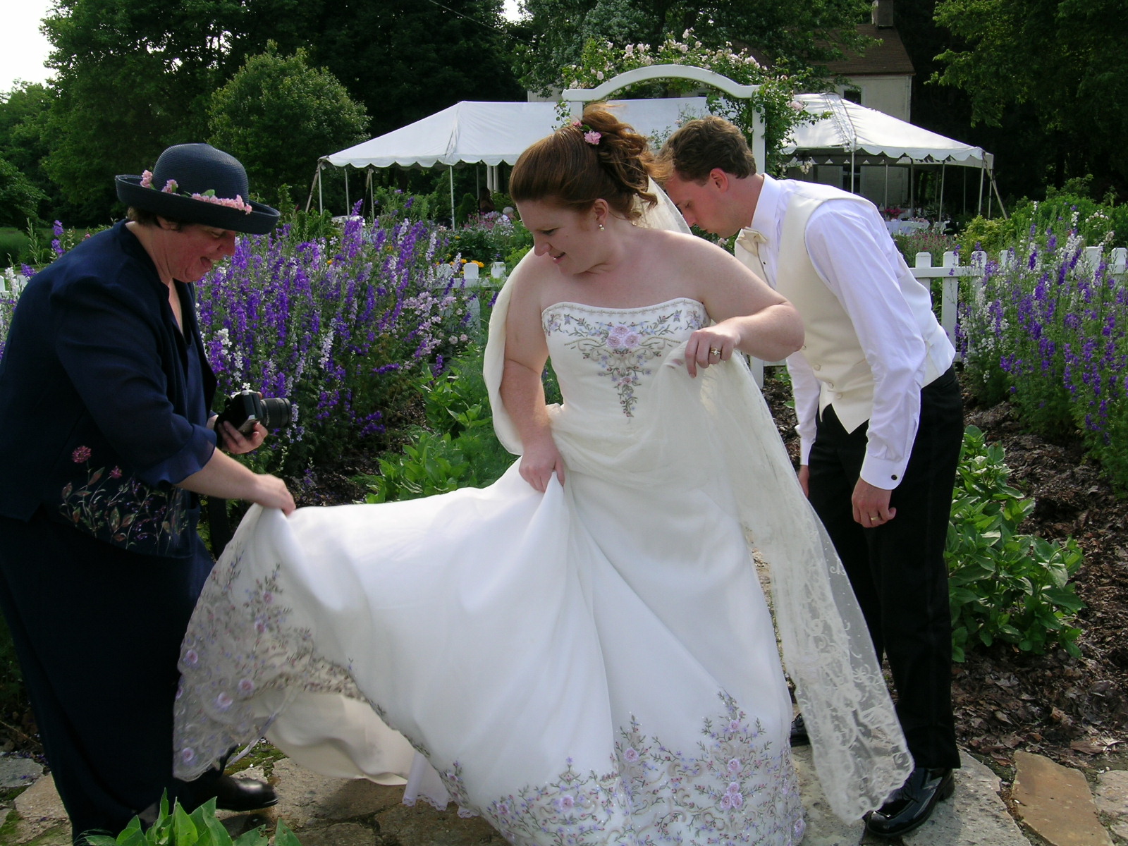 wedding-gardner_adjusting_dress