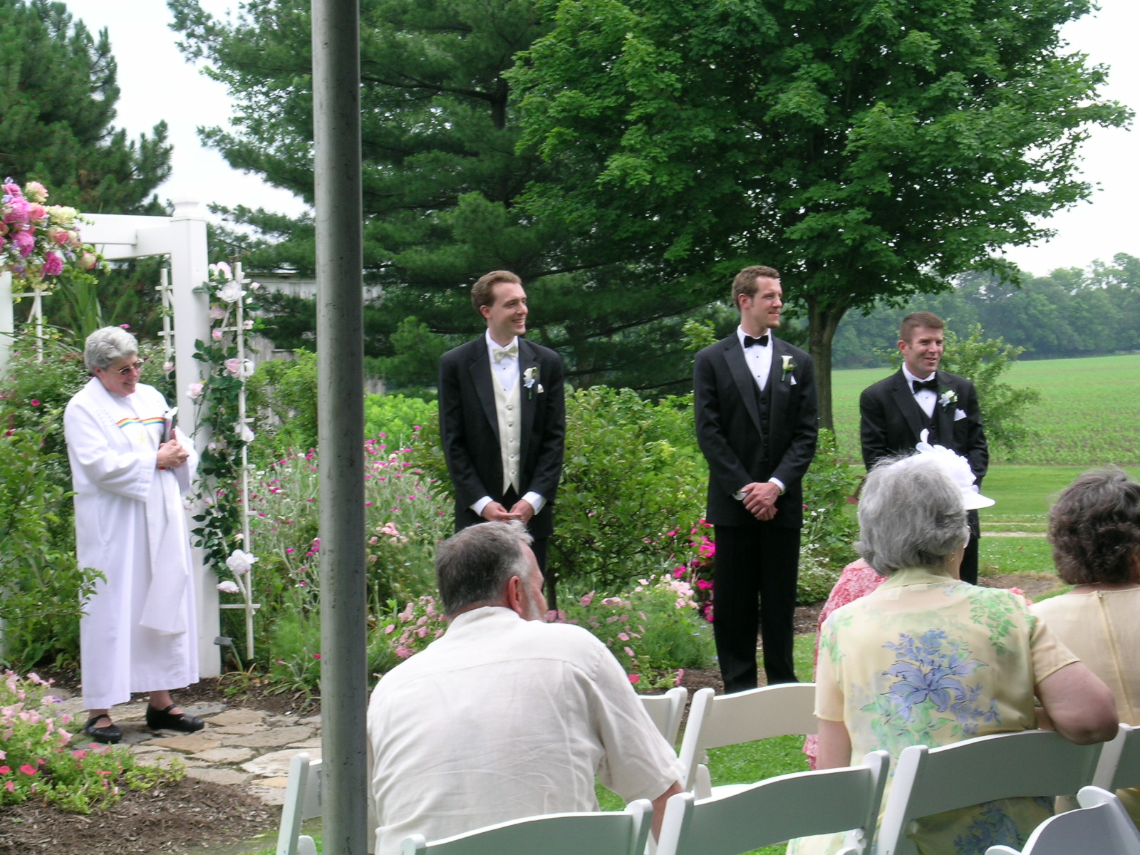 wedding-guys_waiting_altar