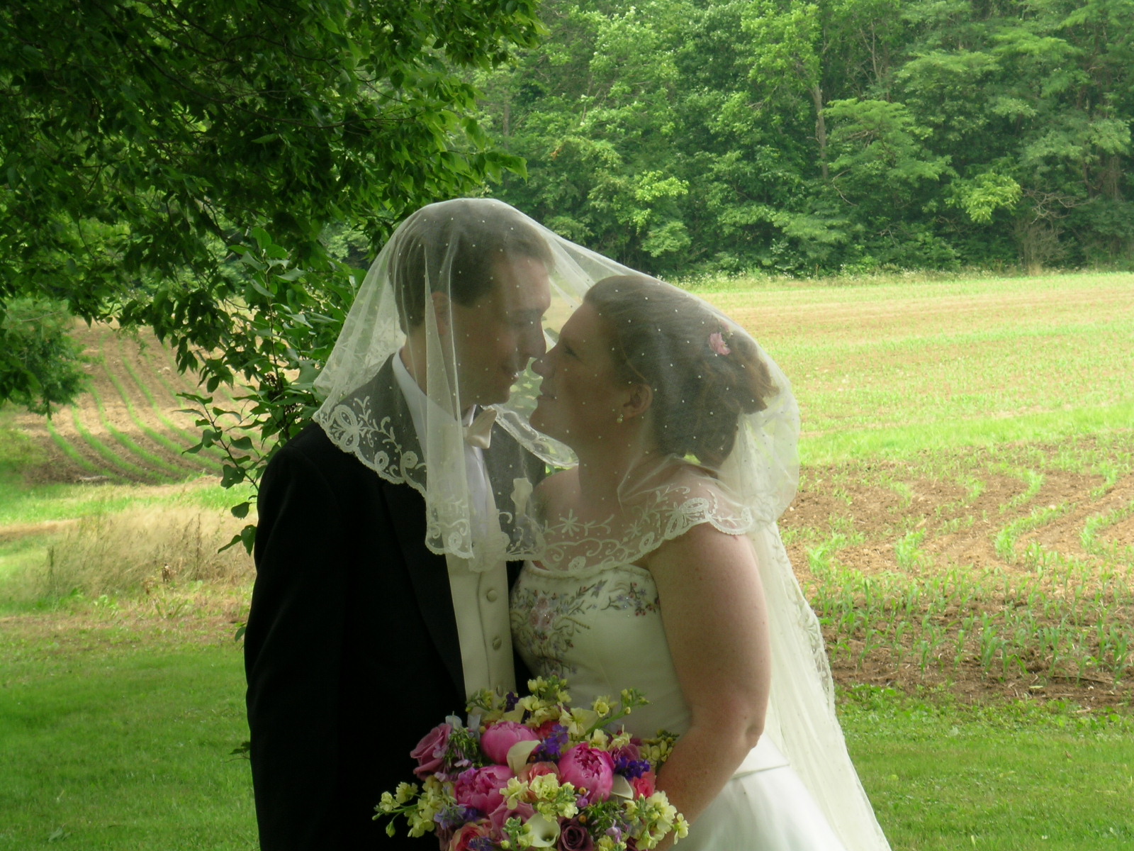 wedding-roz_noah_under_veil