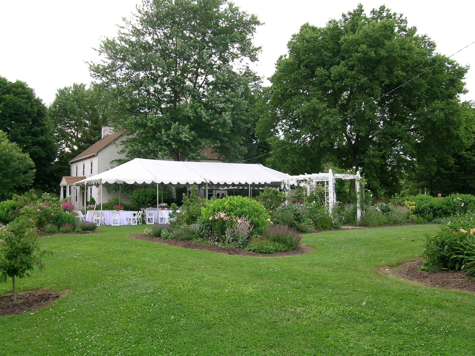 wedding-scenes_tent_behind_arbor_garden