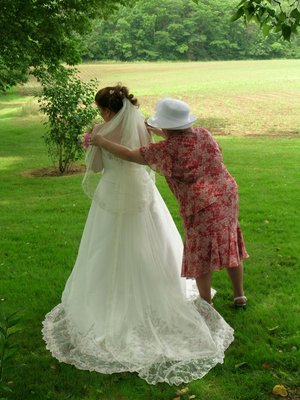 wedding-mom_adjust_veil_back