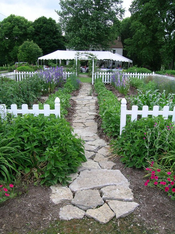wedding-scenes_veg_barnyard_close