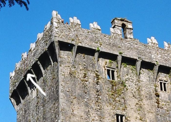 ireland-blarney_castle_stone_arrow